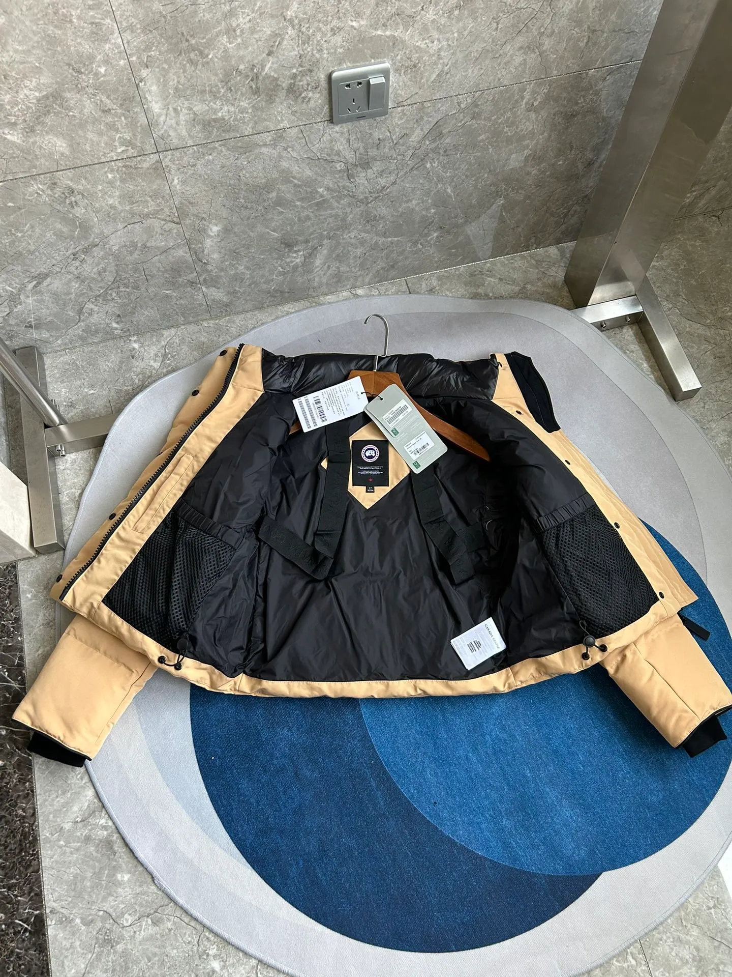 P880 E2266WB Grandview black label short jacket down jacket. Constructed from Arctic Tech recycled fabric®, it features a cinchable hem for sleek styling and storage. Color: Beige. Size: XS S M L XL.